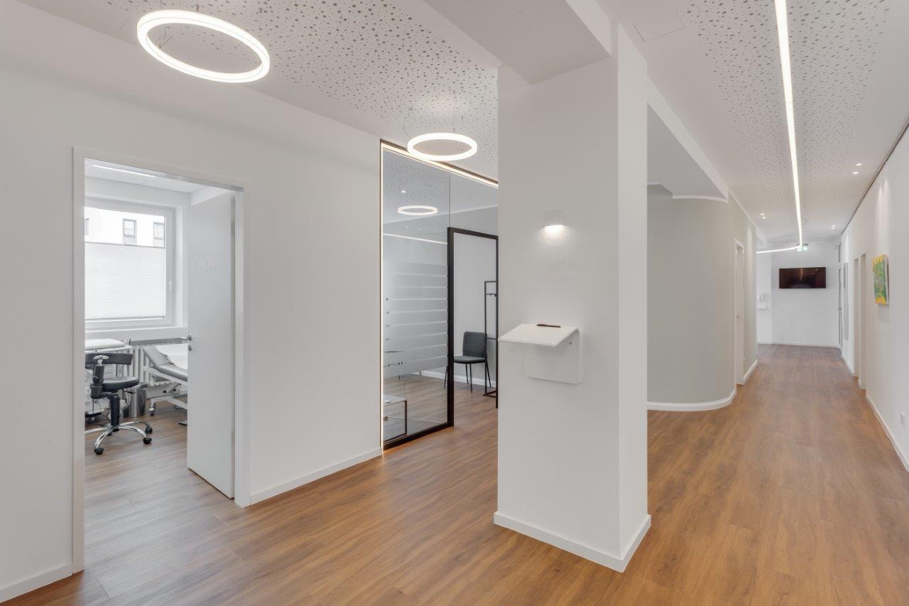 Praxisbeleuchtung mit The Line und LED-Leuchten