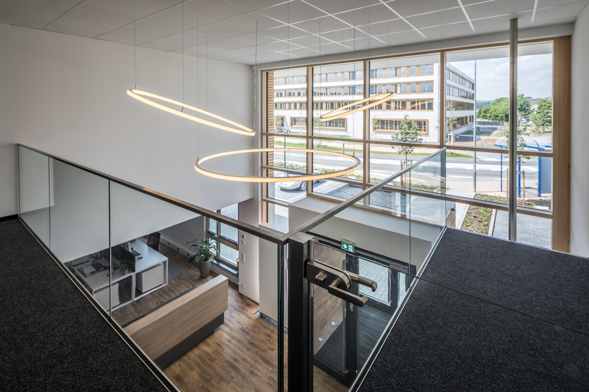 Referenz TheO Designerleuchte im Foyer der Firmenzentrale Aktivoptik Service GmbH in Bad Kreuznach 2