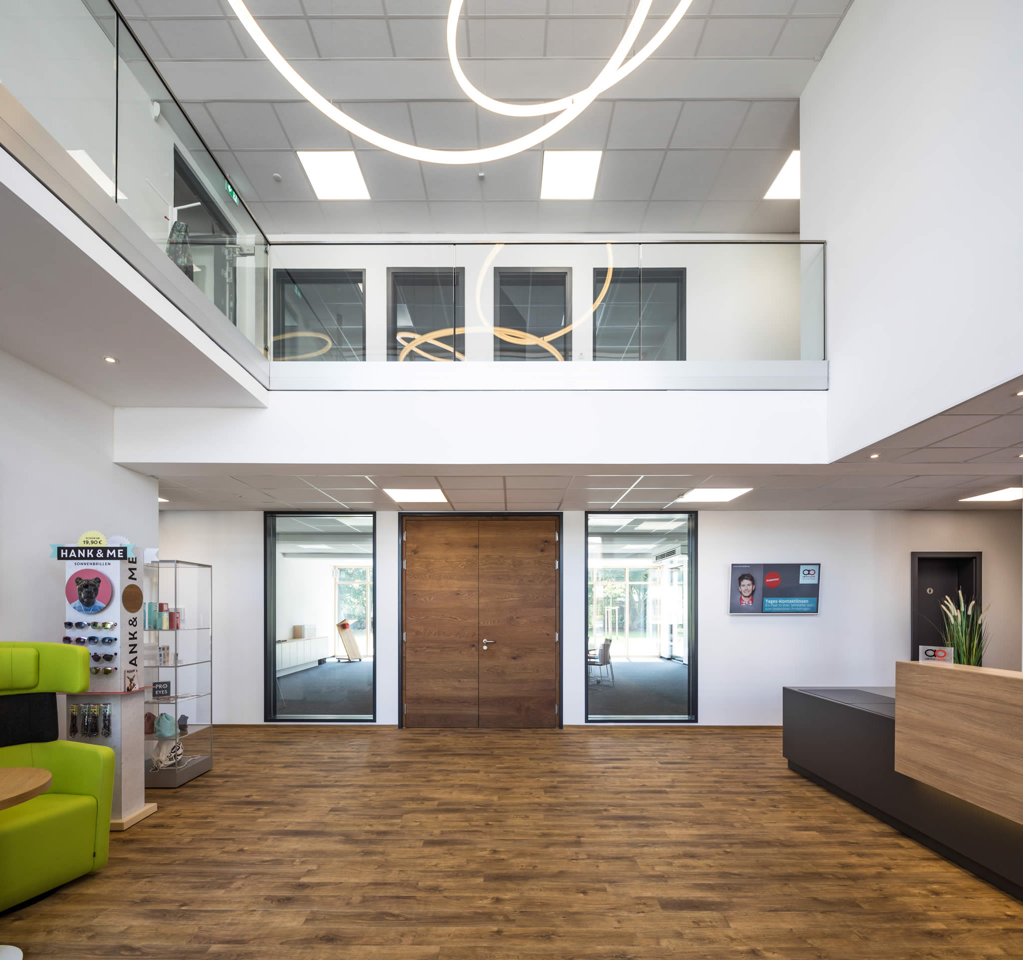 Referenz TheO Designerleuchte im Foyer der Firmenzentrale Aktivoptik Service GmbH in Bad Kreuznach 3
