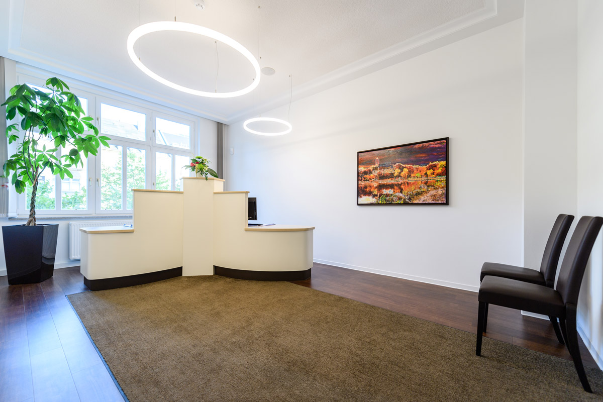 Empfangstresen einer Praxis mit präziser LED-Beleuchtung