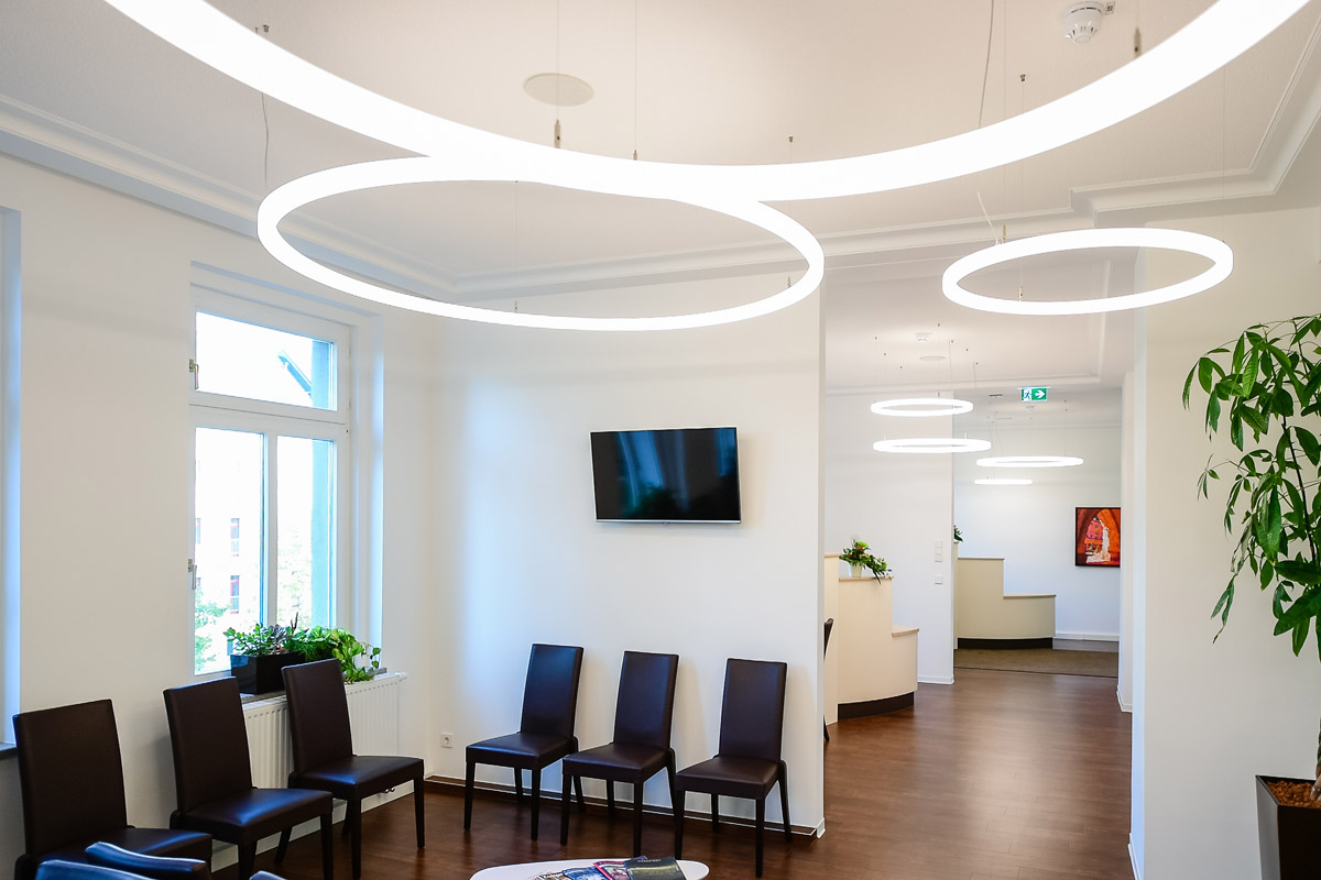 Wartebereich einer Augenklinik mit LED-Ringleuchten TheO