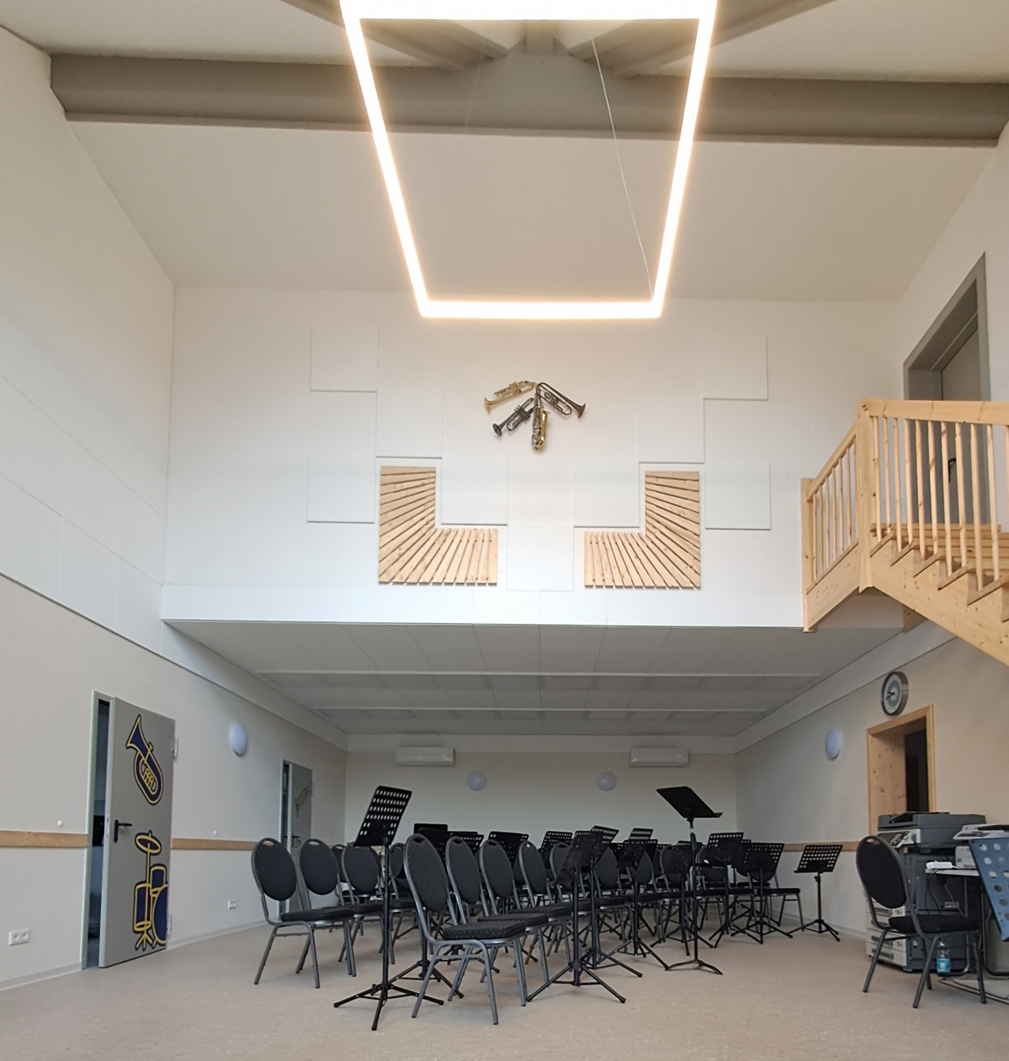 Detail der quadratischen LED-Leuchte TheQ mit filigraner Stahlseilabhängung