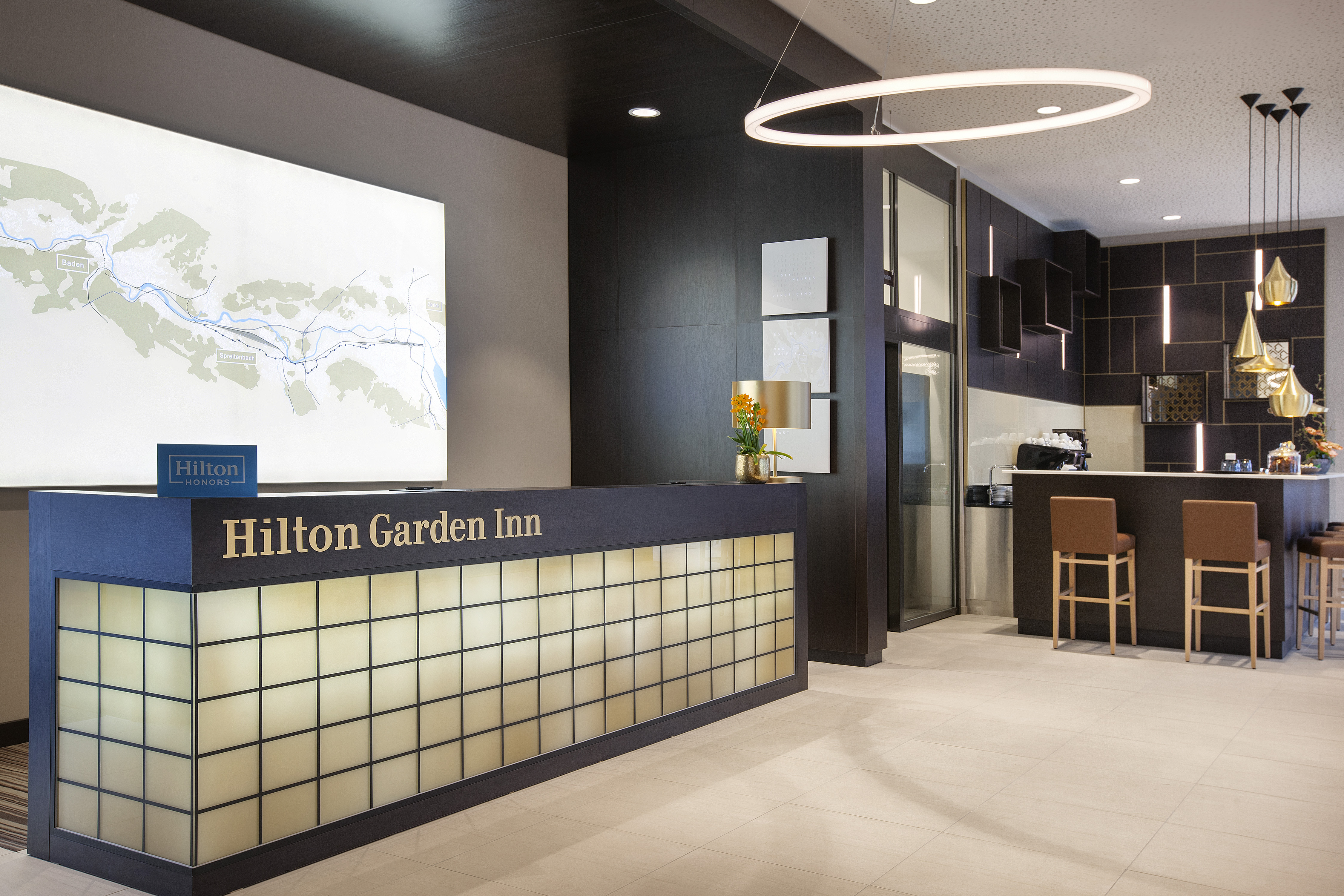 Beleuchteter Welcome Desk in einem Hotelfoyer