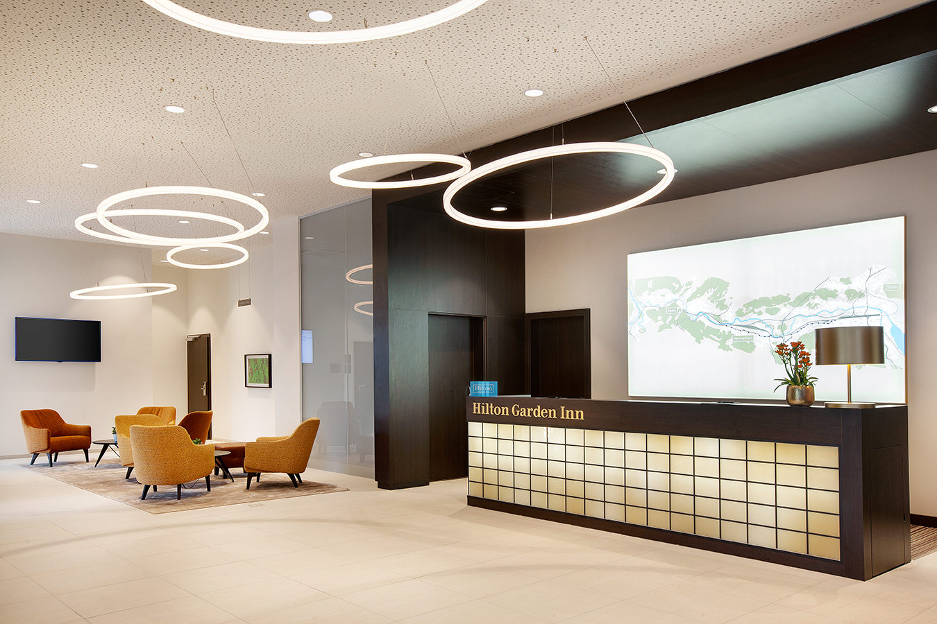 Hotellobby mit Empfang, Lounge und repräsentativer Beleuchtung