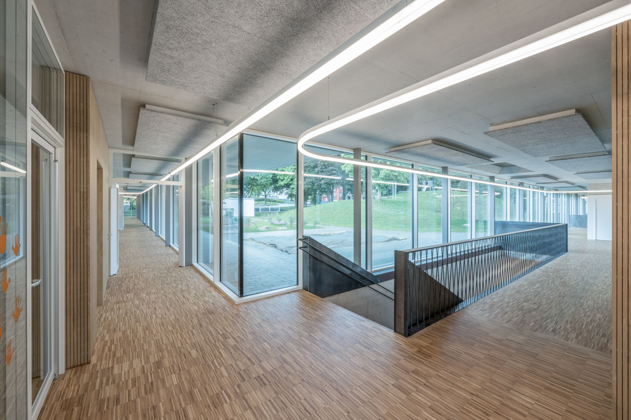 Kita flur led lichtlinie glasfassade 8