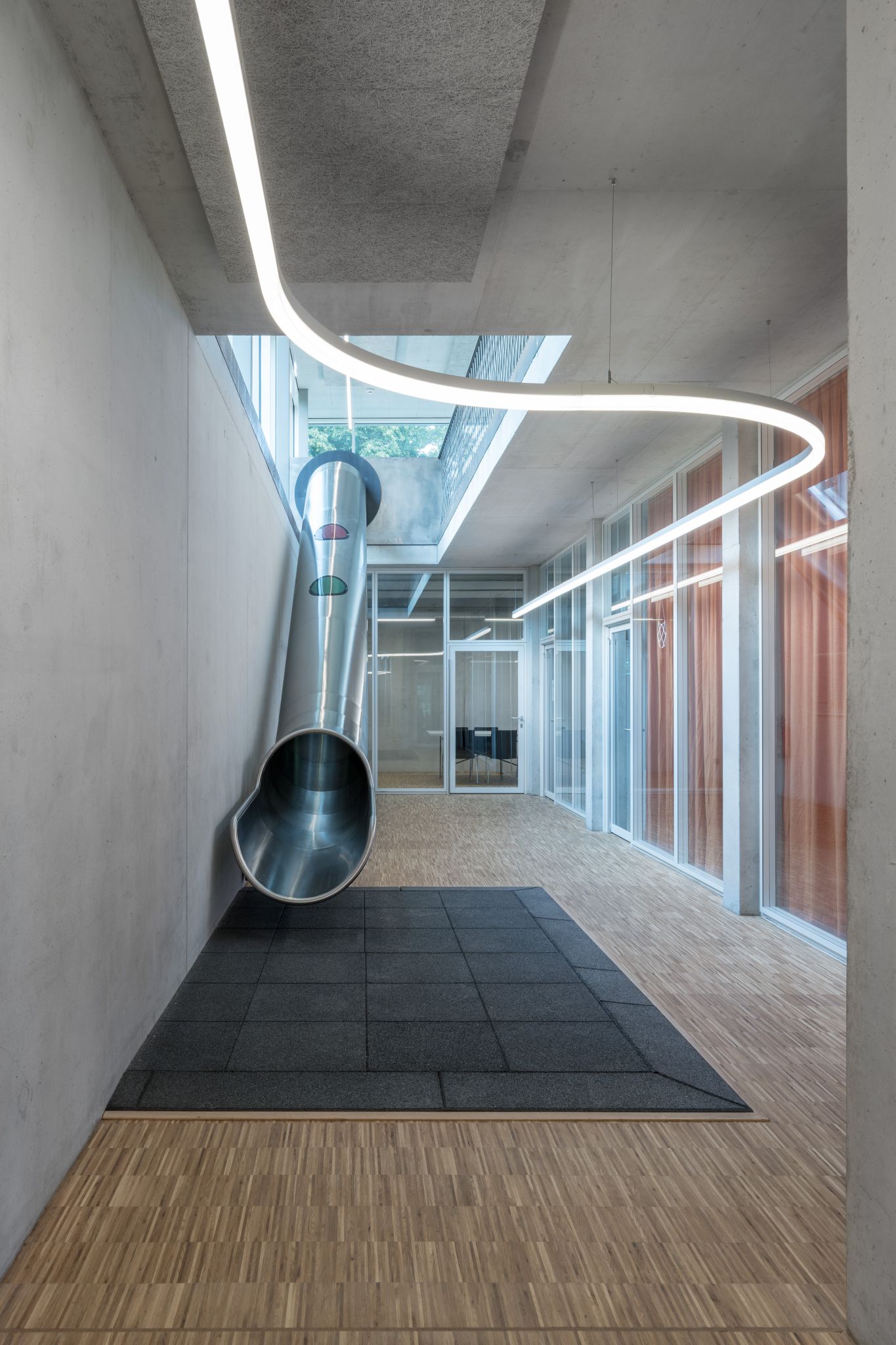 Kita innenspielbereich rutsche led lichtlinie 02