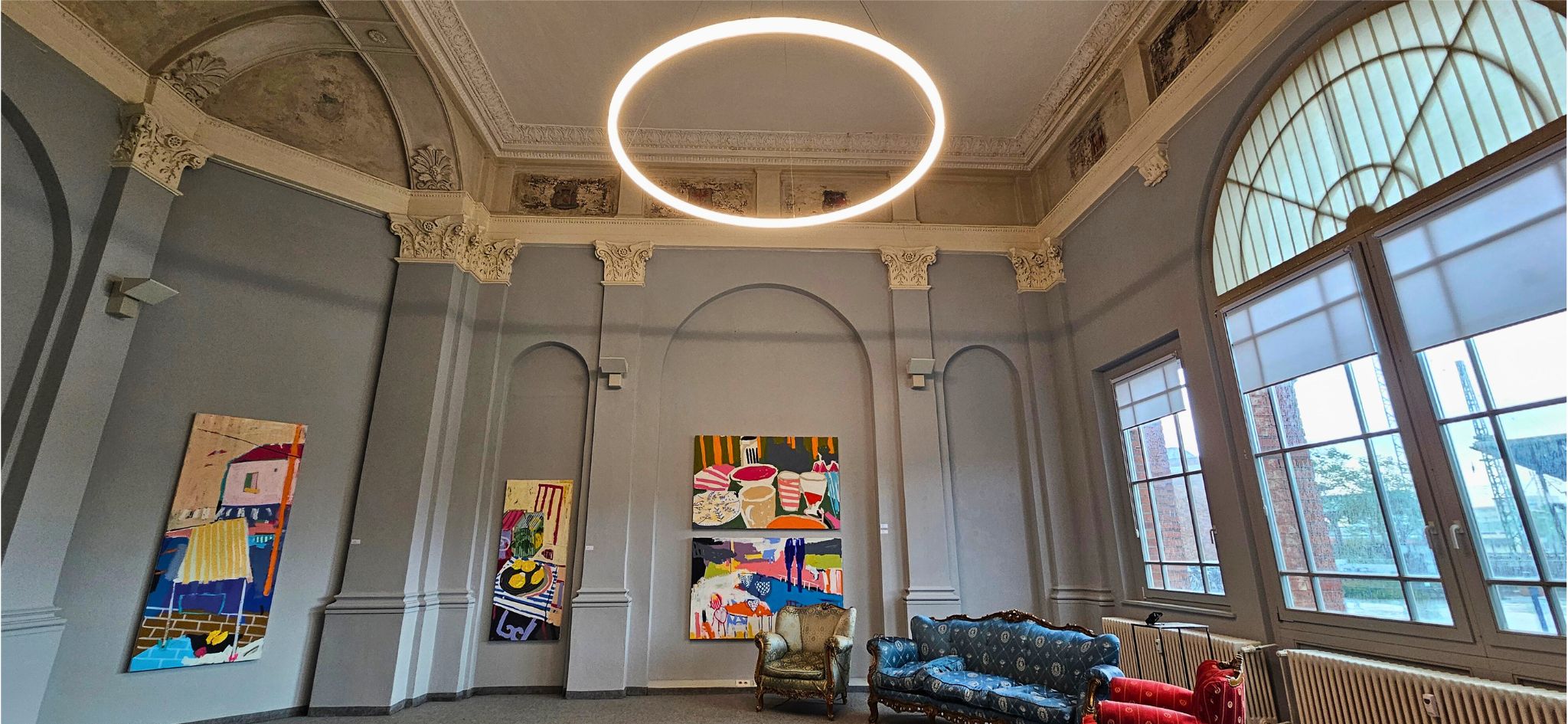 LED-Ringleuchte TheO in einer Kunsthalle mit heller Galeriebeleuchtung