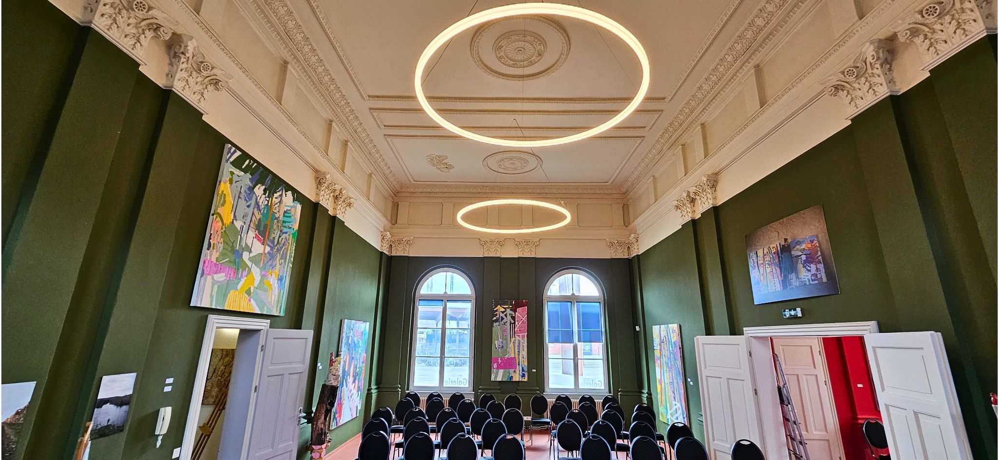Galerieraum mit TheO Ringleuchte und zurückhaltender Ausstellungsbeleuchtung