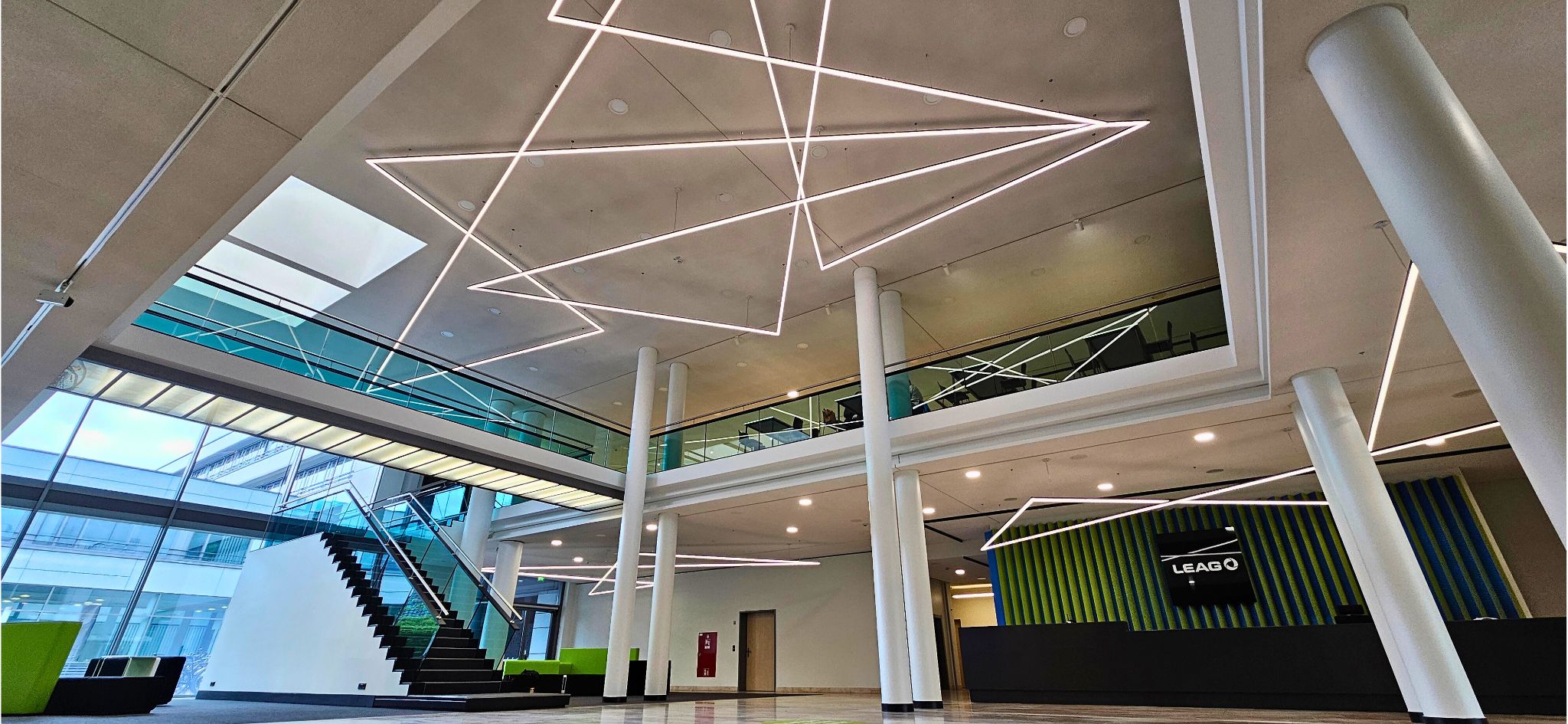 The Line LED-Liniensystem als abgehängte Lichtlinie im Raum