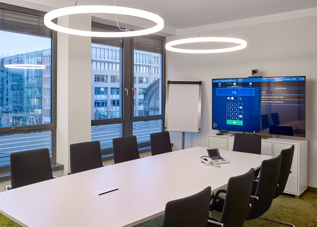 LED-Ringleuchte TheO in modernem Büro von leuchtstoff