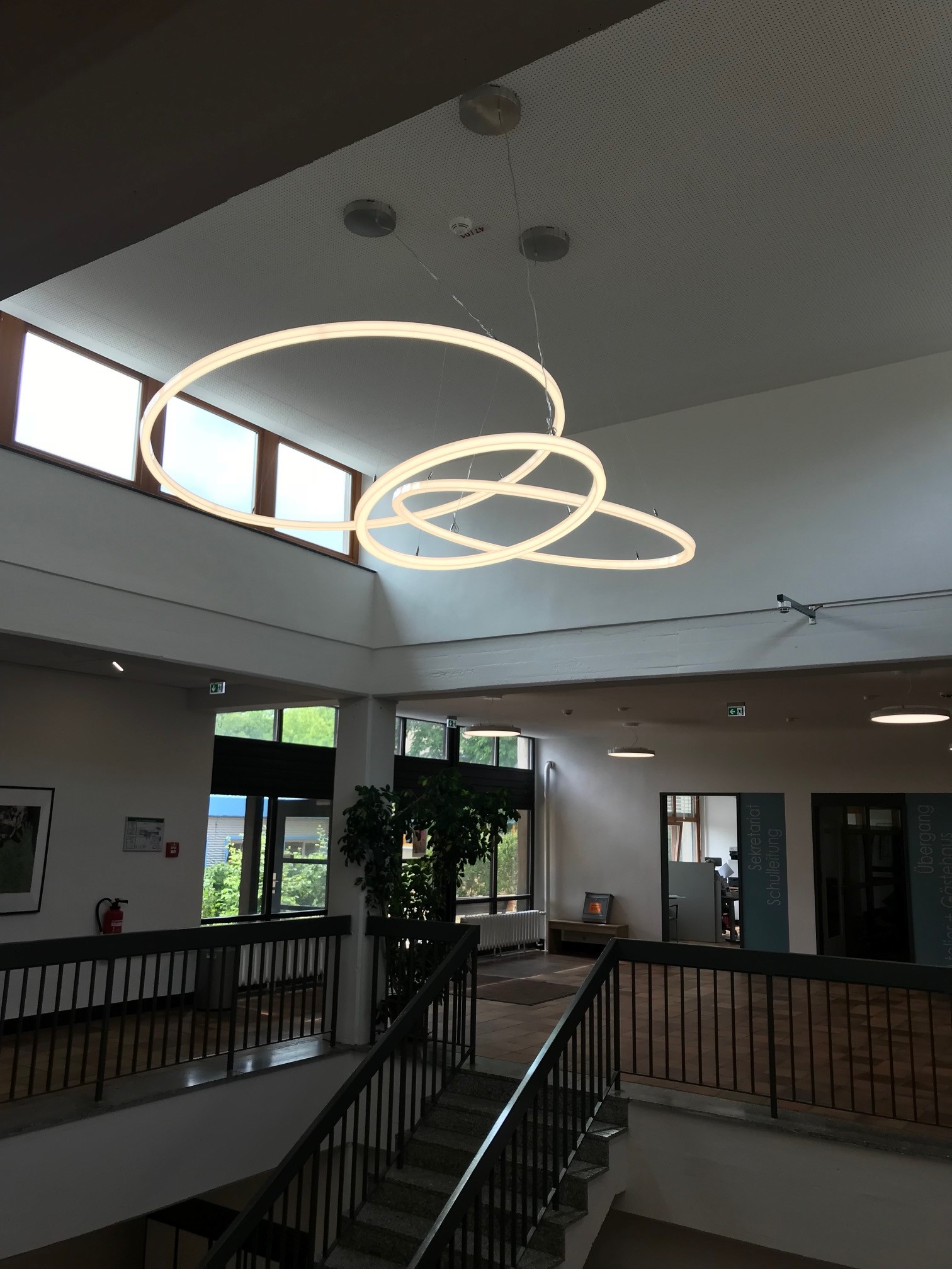 LED Kronleuchter TheO im Bonhoeffer Haus Bernau