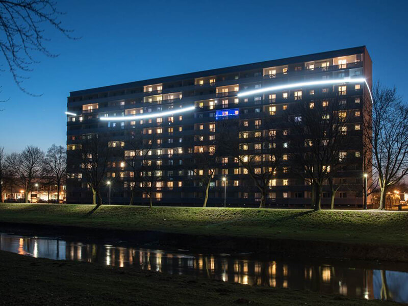 LED-Außenbeleuchtung an einem markanten Gebäude bei Nacht