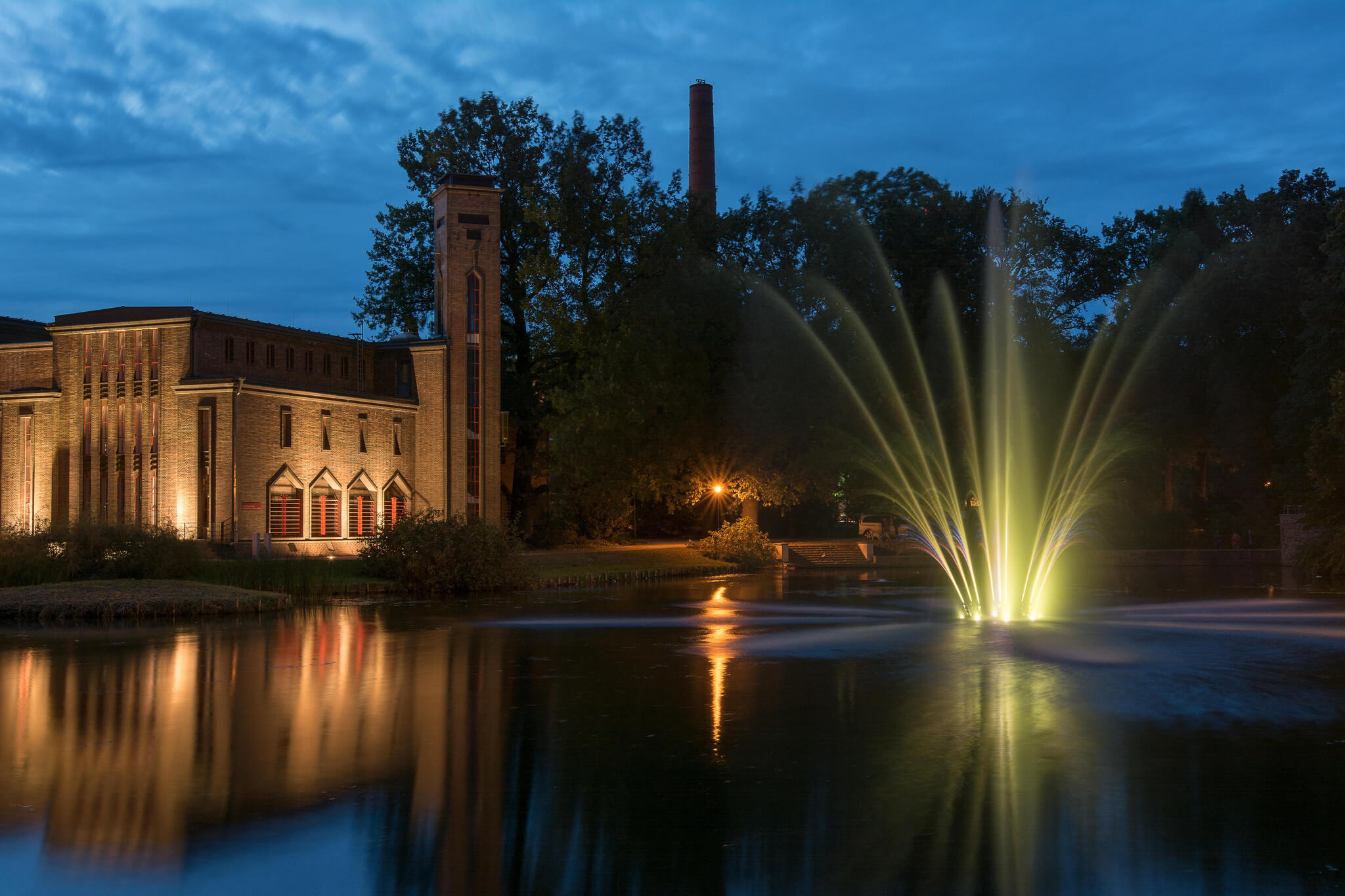 Lichtinstallation am Amtsteich in Cottbus als öffentlicher Ort mit Lichtwirkung