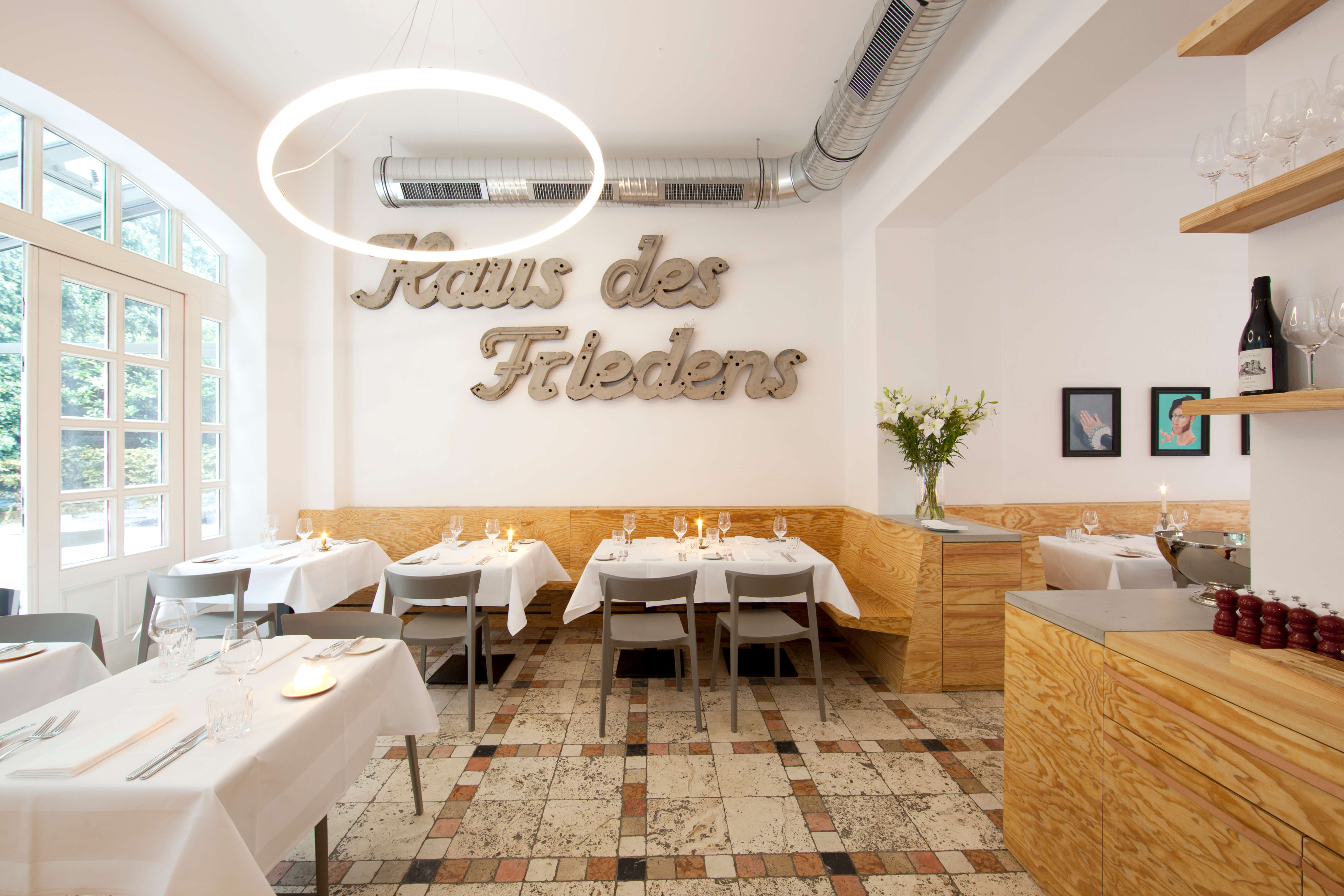 Restaurantbereich mit warmer Beleuchtung und TheO Ringleuchten