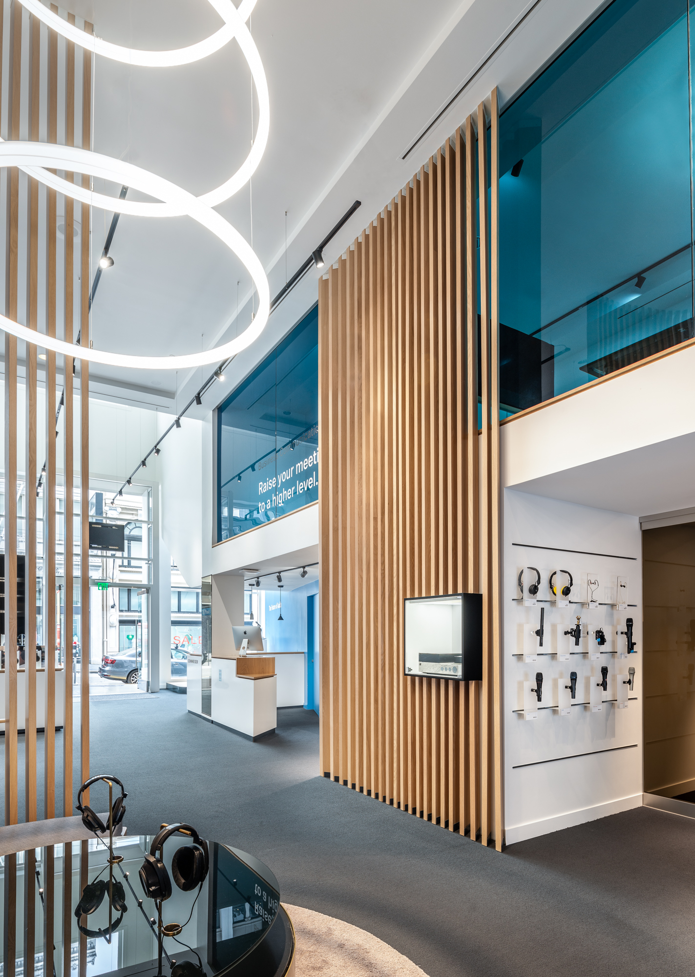 Ringleuchte TheO Showroom Sennheiser Store
