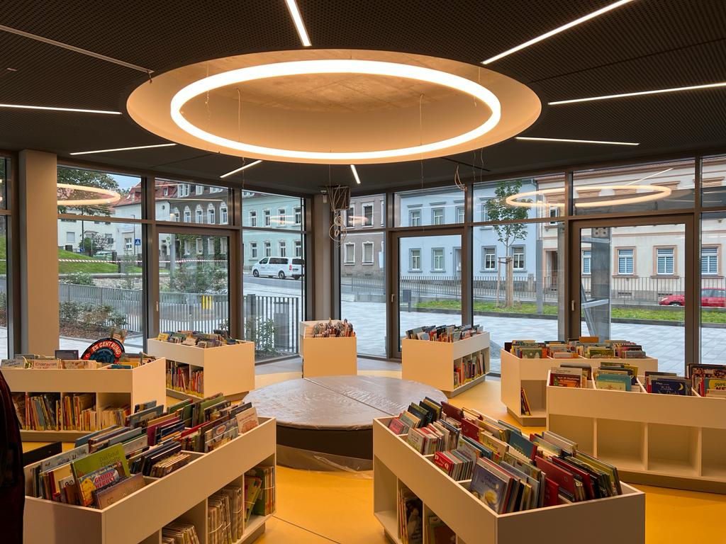Ringleuchte TheO Gymnasium bibliothek Kamenz