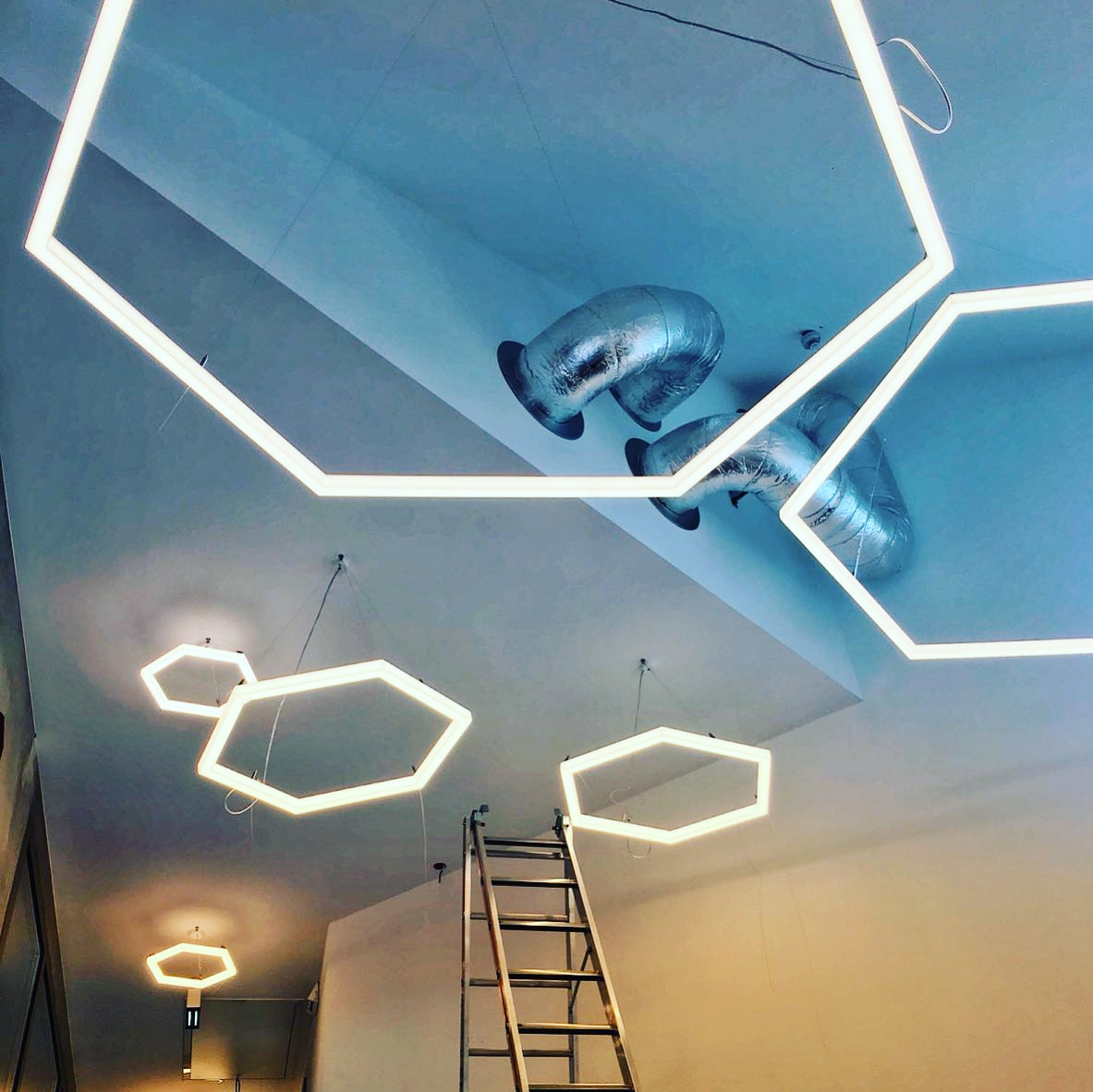 Detail der hexagonalen LED-Leuchte TheX mit reduzierter Formensprache