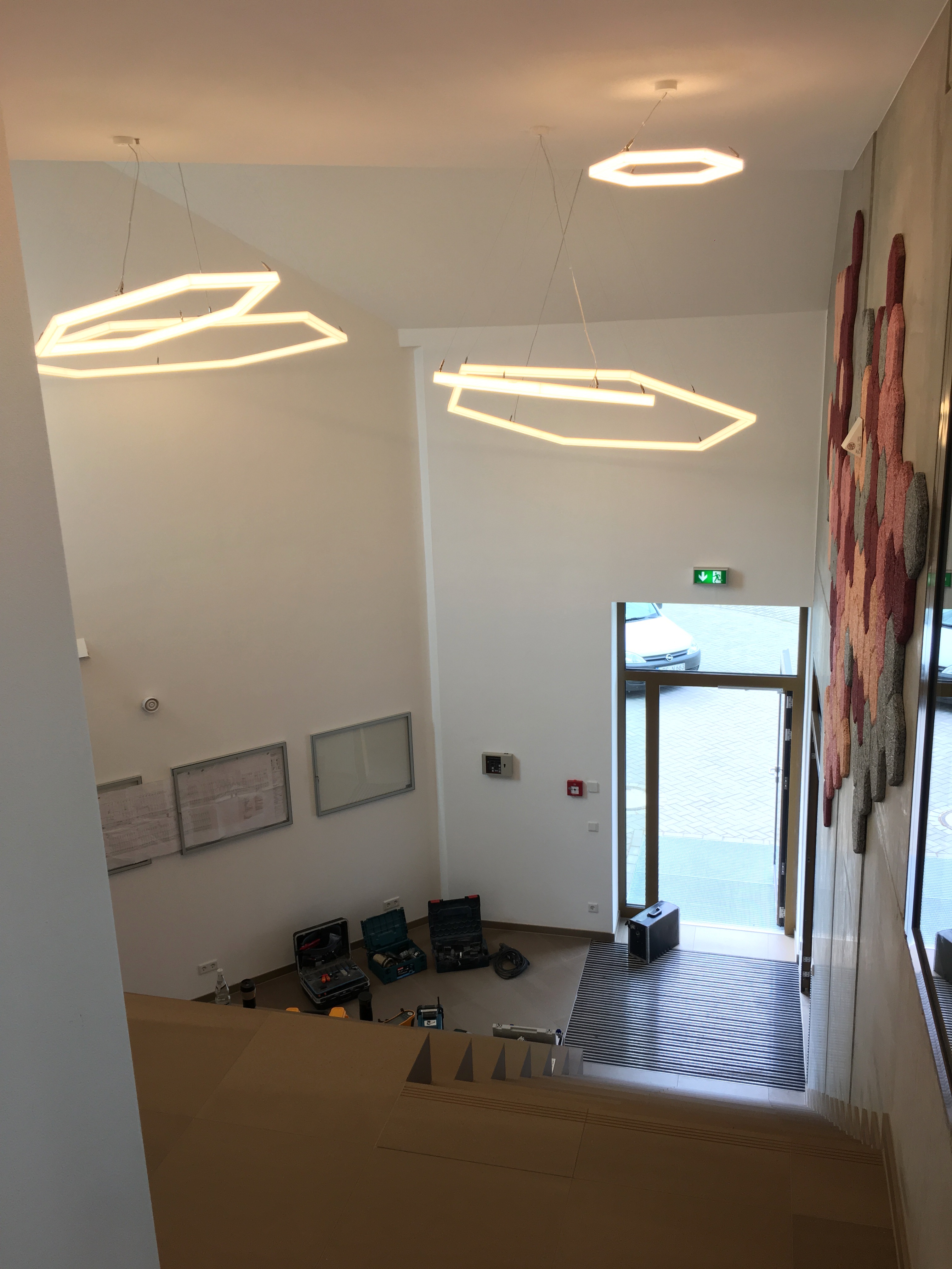 TheX LED-Designleuchte in hexagonaler Form als Pendelleuchte