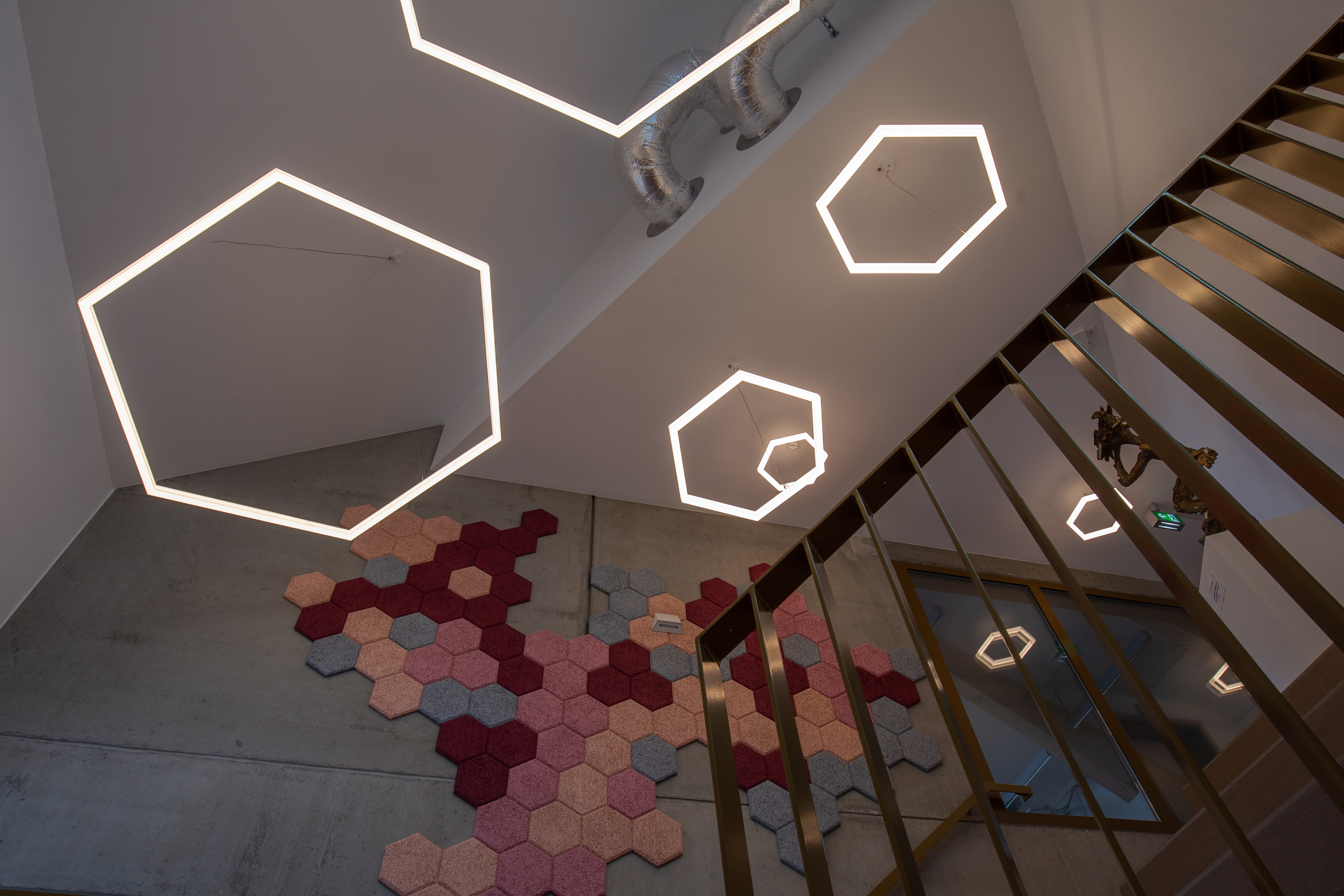 Mehrere TheX Hexagon-Leuchten als geometrische Lichtinstallation